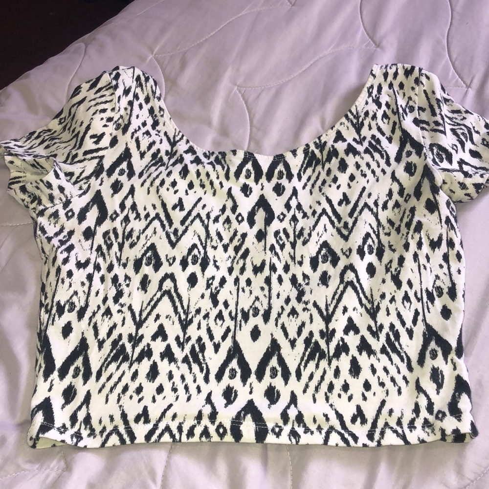 Black and white patterned crop top